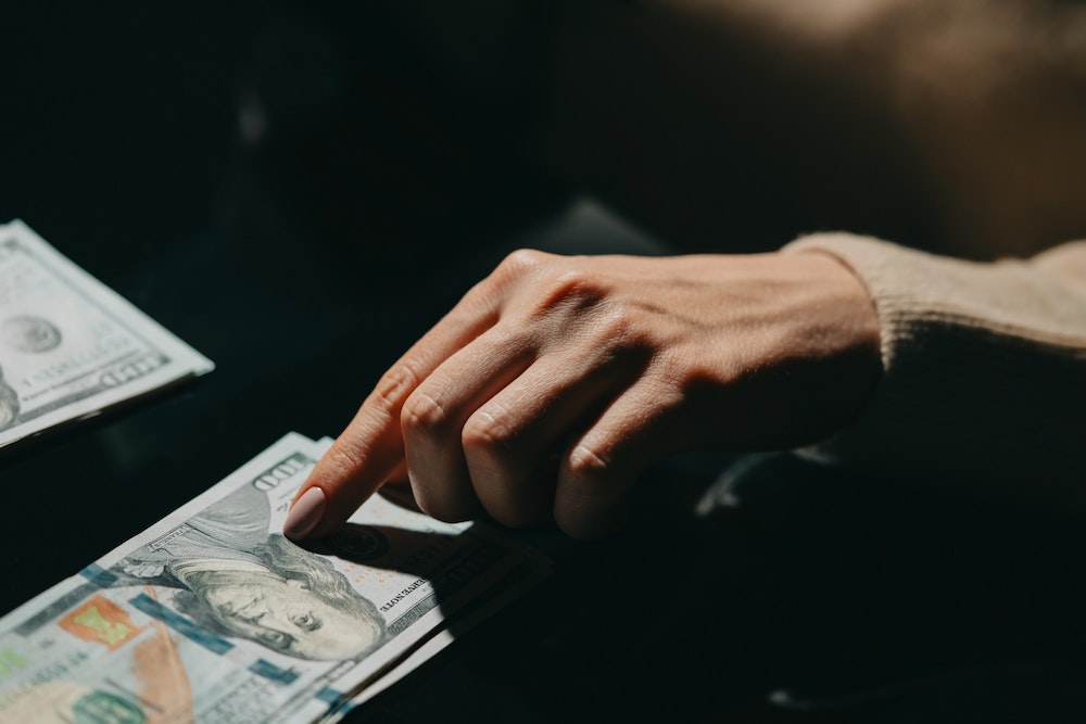 Les bonus et leur impact sur un salaire brut de 2400 euros net : décryptage