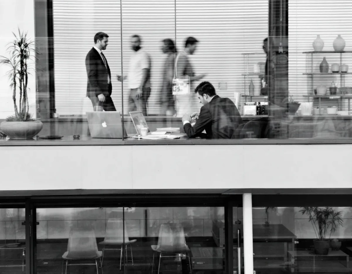 Stratégies Essentielles pour Défendre Votre Entreprise contre la Concurrence Déloyale